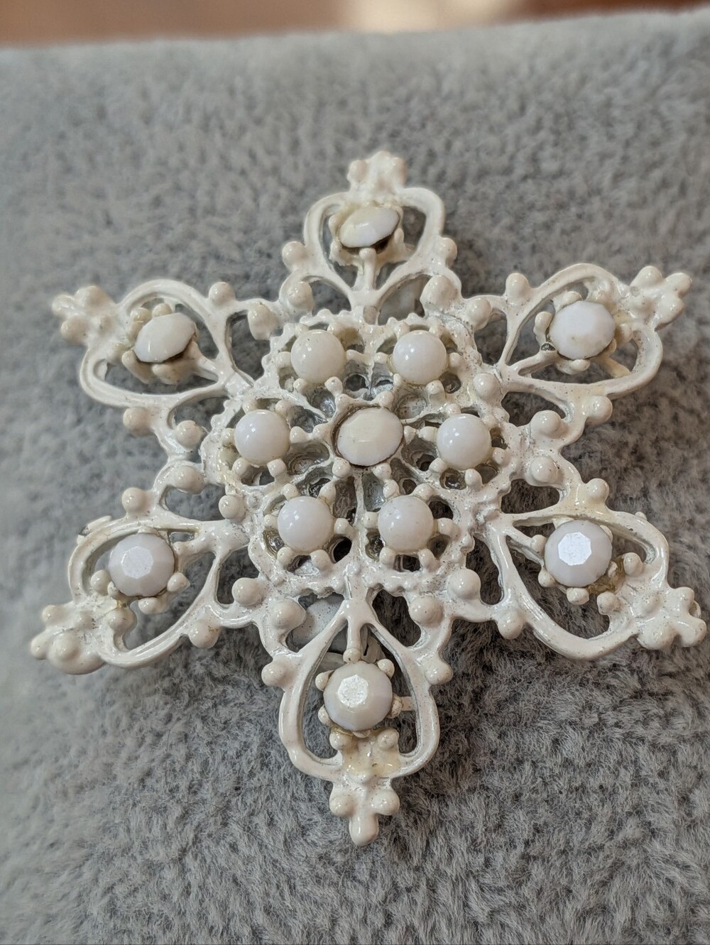 ❄️ Vintage Mid-Century White Metal Snowflake Brooch ❄️